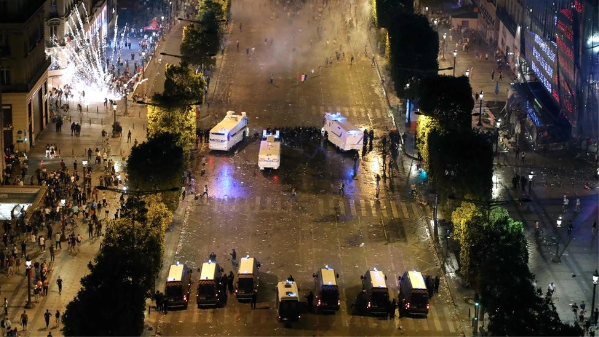 Fransa\'da Dünya Kupası Kutlamaları Yağmaya Dönüşünce Polis Müdahale Etti