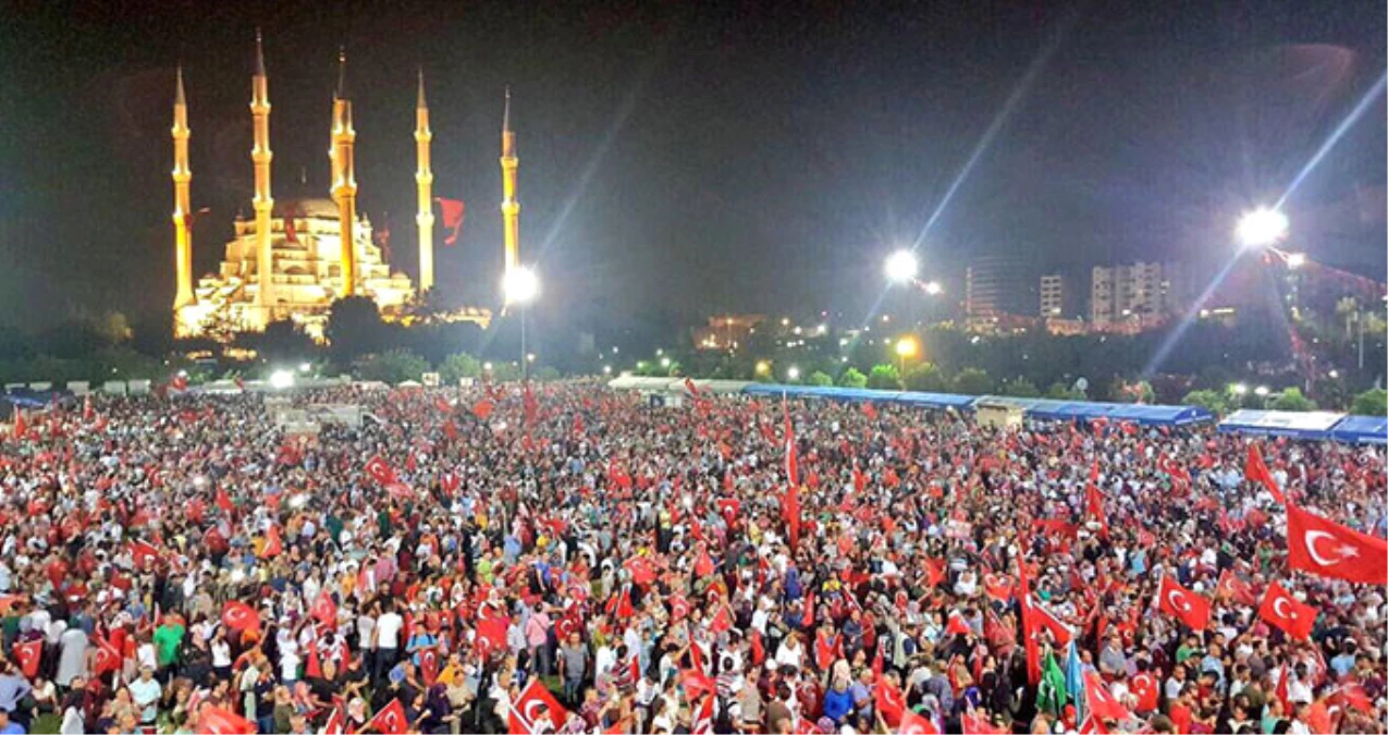 Gece Yarısı İstanbul\'un Tüm Minarelerinde Sela Sesleri Yükseldi!