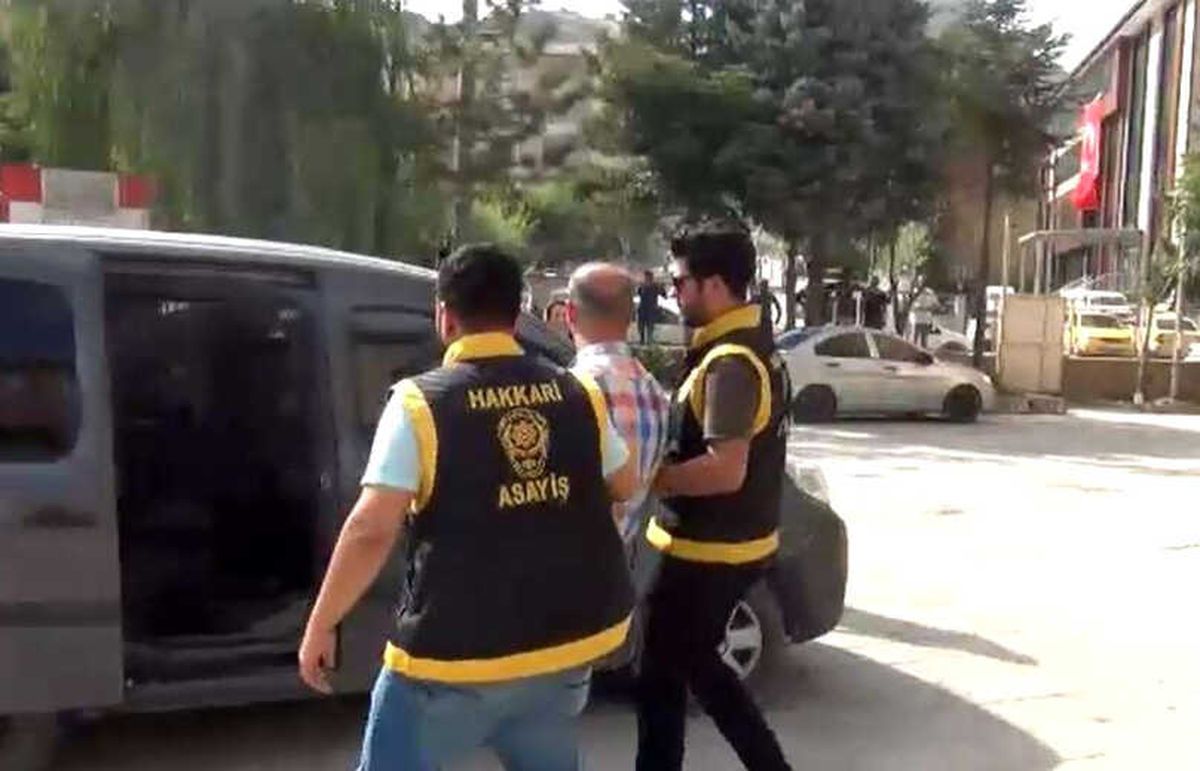 Hakkari\'de Kendini Emniyet Amiri Olarak Tanıtan Şahıs Tutuklandı
