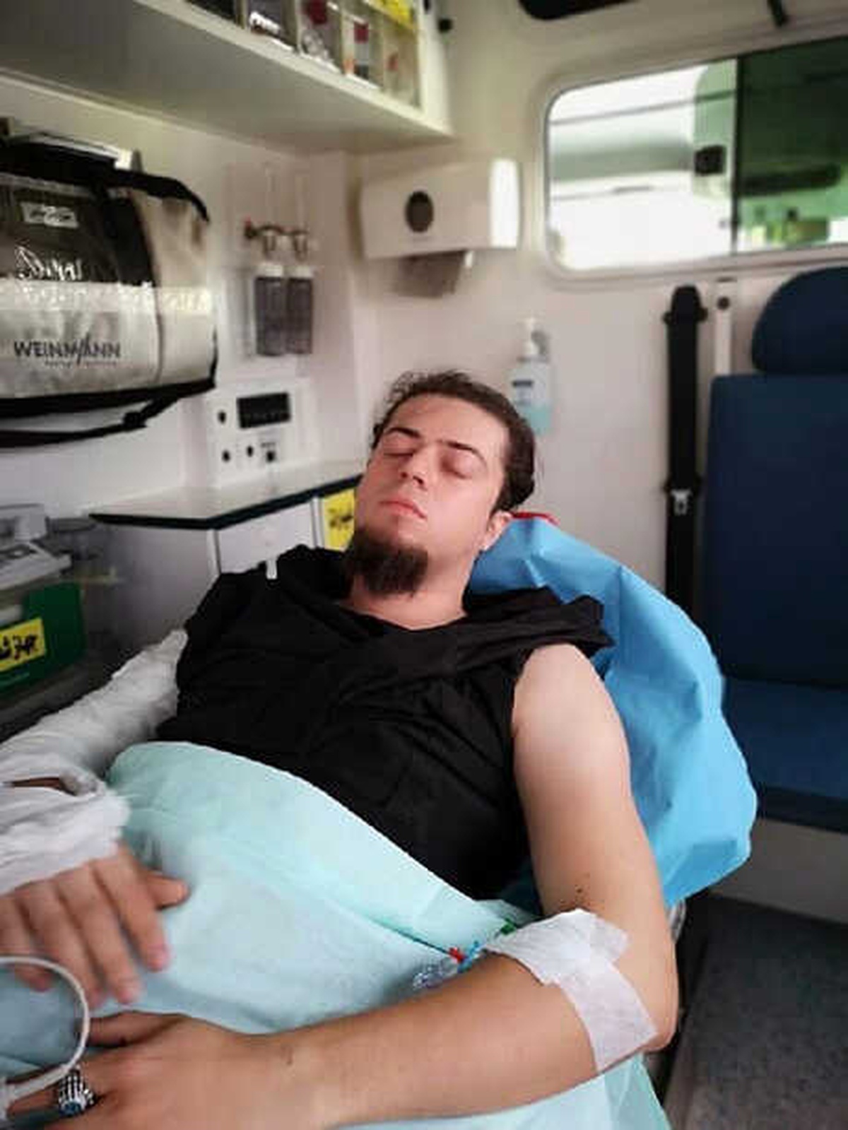 İllüzyonist Aref\'i Kobra Yılanı Isırdı (5)