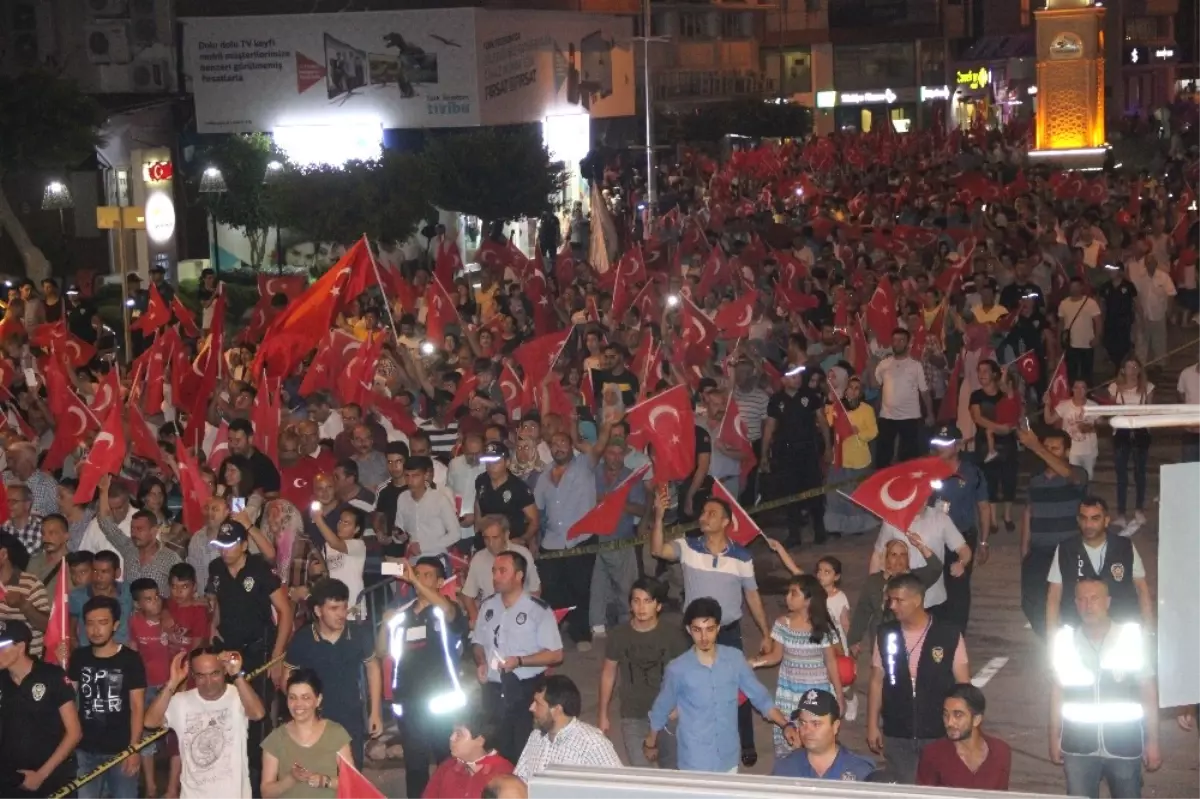 İskenderun\'da Milli Birlik Yürüyüşüne Binlerce Vatandaş Katıldı