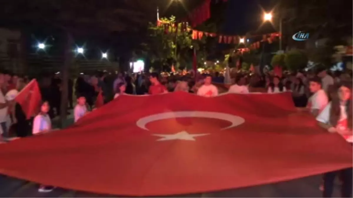 Isparta\'da 15 Temmuz Demokrasi ve Milli Birlik Günü Coşkusu