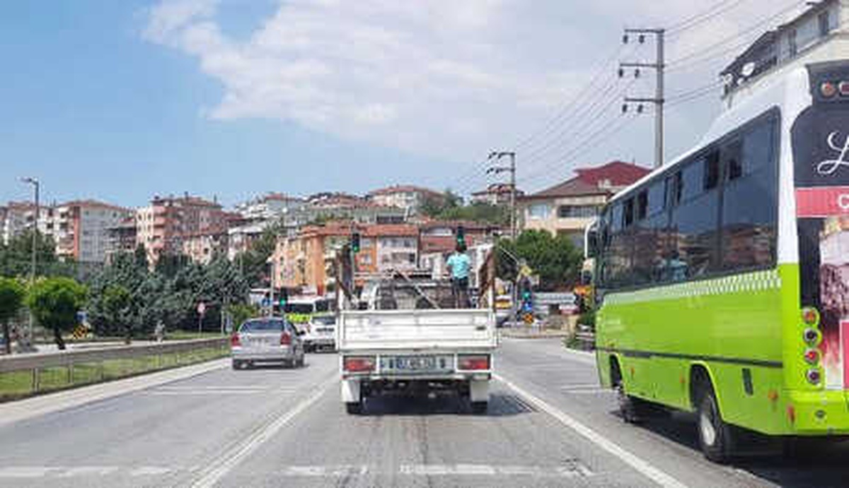Kamyonet Kasasında Tehlikeli Yolculuk