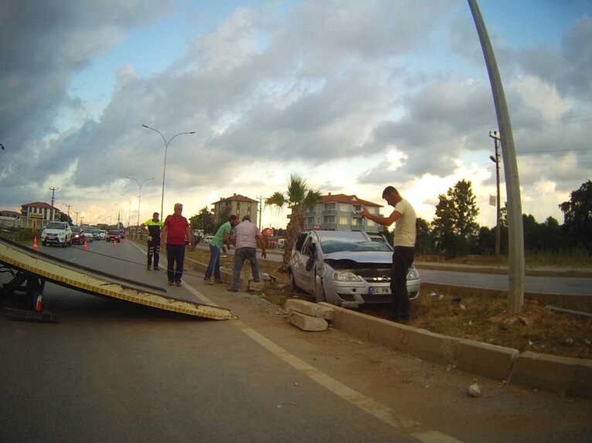 Karasu\'da Trafik Kazası: 2 Yaralı