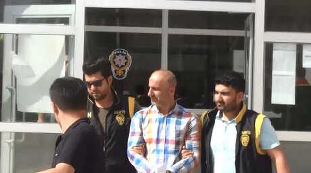 Kendilerini \'Polis\' Diye Tanıtıp Dolandırıcılık Yapan 2 Kişiye Gözaltı