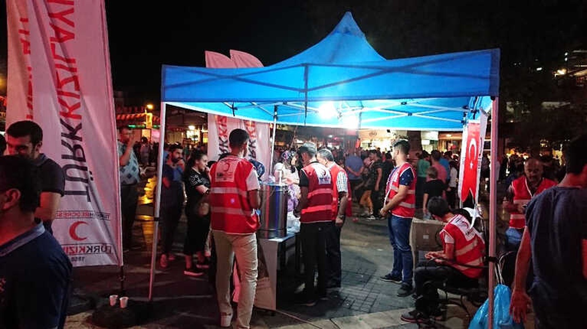 Kızılay\'dan Nöbete Katılan Vatandaşlara İkram