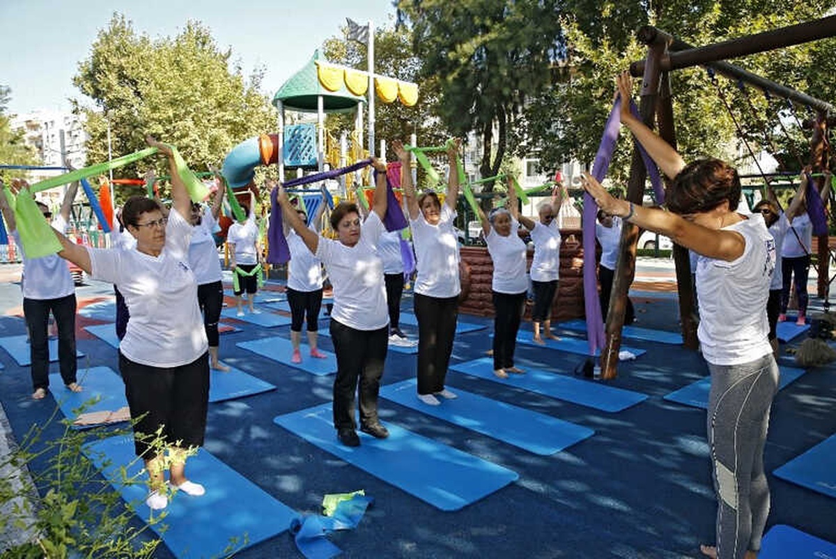 Konak\'ta Kadınlar Güne Parkta Sporla Başlıyorlar