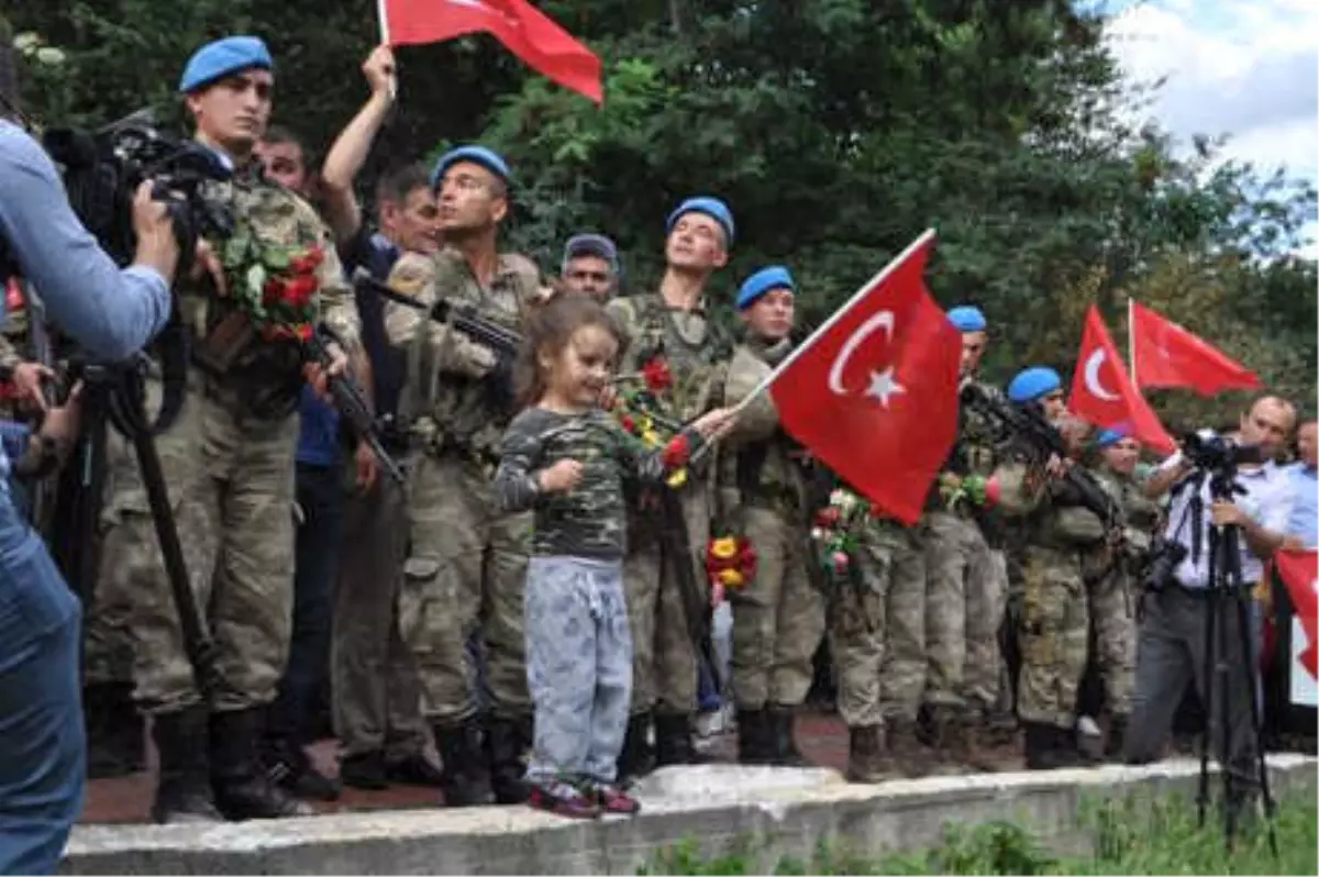 Kürtün\'de, 2 PKK\'lı Teröristi Öldüren Askerlere Coşkulu Karşılama