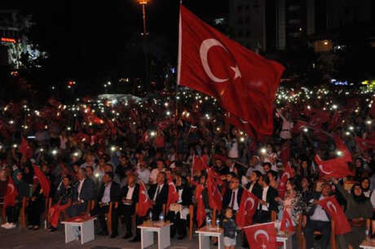 Niğde\'de, Halk Demokrasi Nöbeti İçin Meydana Akın Etti