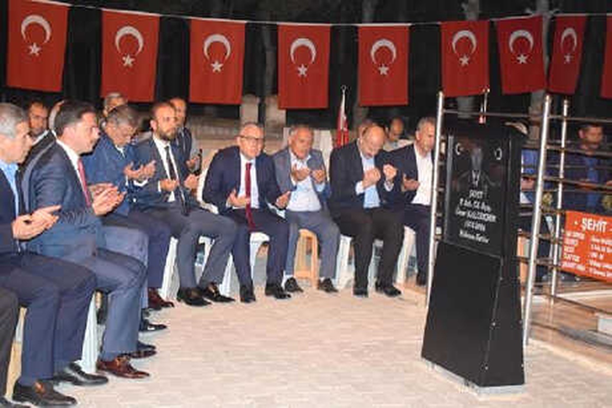 Ömer Halisdemir\'in Şehit Olduğu Saatte Kabri Başında Dua