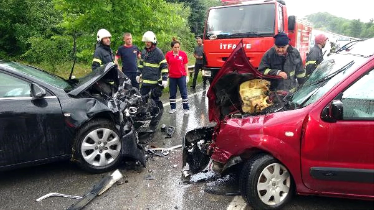 Otomobil ile Hafif Ticari Araç Çarpıştı: 4 Yaralı