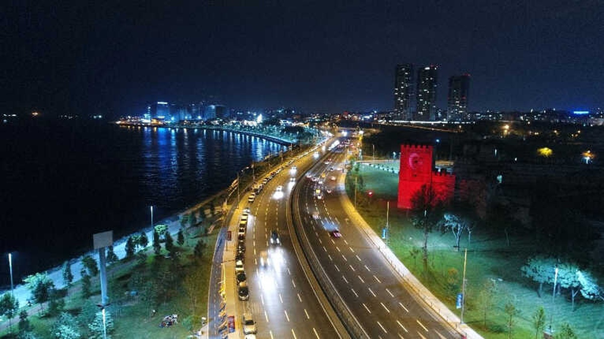 İstanbul\'un Surları Kırmızı Beyaza Büründü