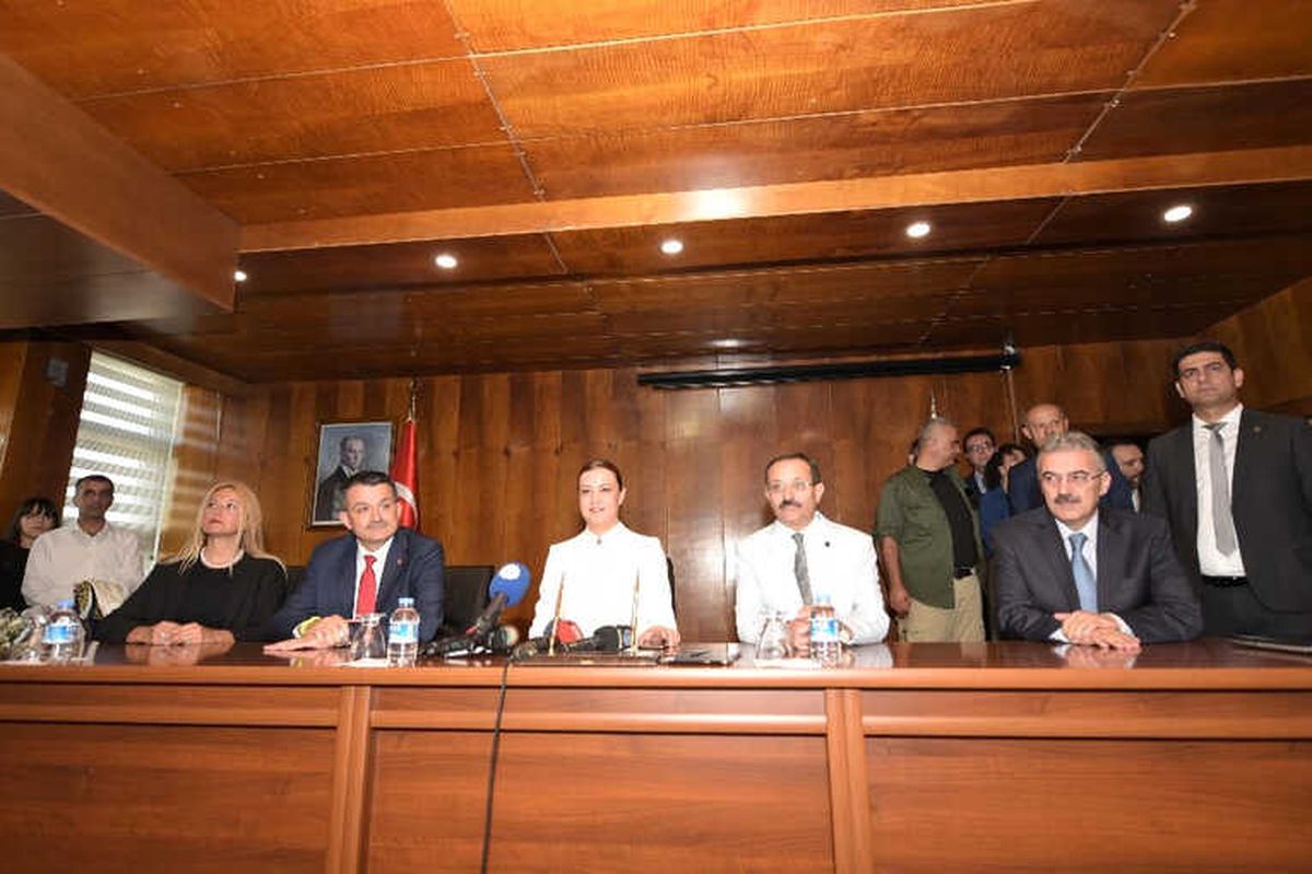 Rektör Hotar, Bakan Pakdemirli\'nin de Katıldığı Törende Bayrağı Devraldı