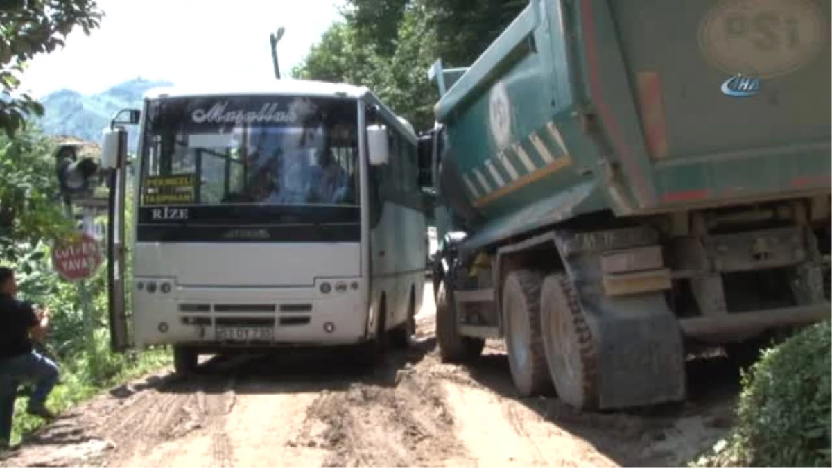 Rize\'de Sel Köy Yolunu Ulaşıma Kapattı