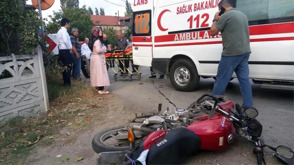 Sakarya\'da Motosiklet ile Otomobil Çarpıştı: 2 Yaralı