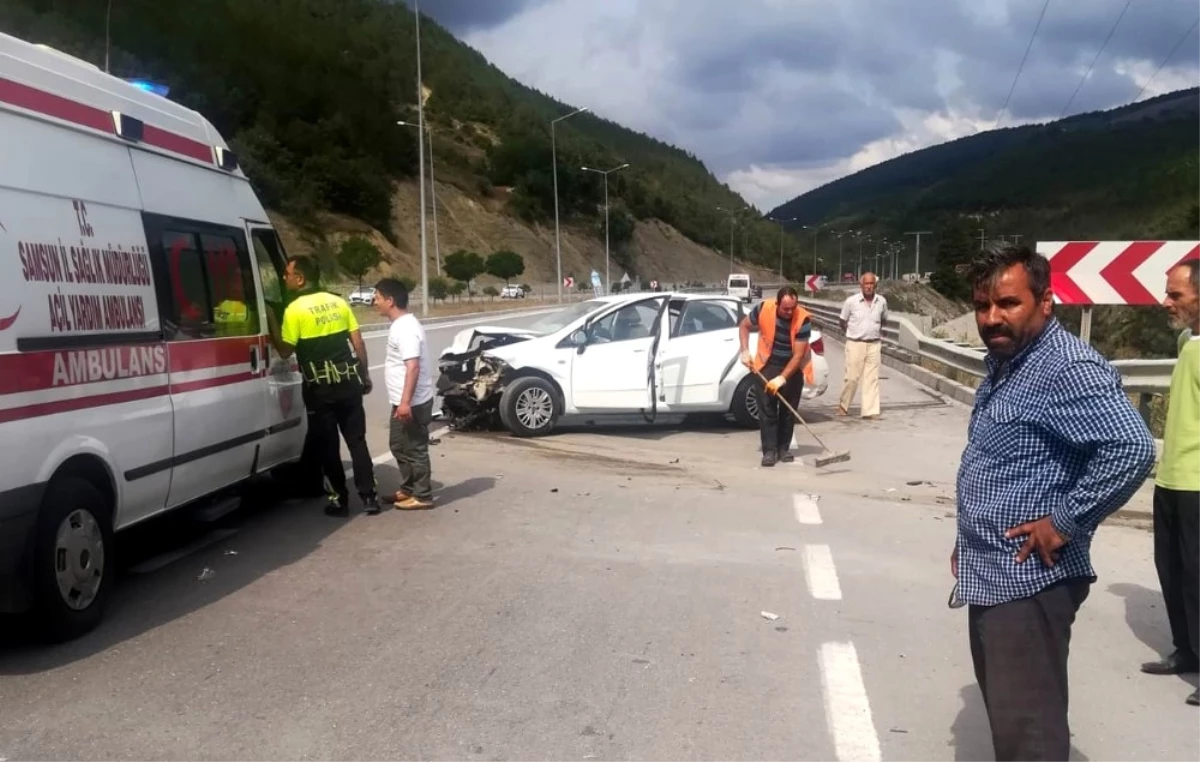 Samsun\'da Otomobil Bariyere Çarptı: 4 Yaralı