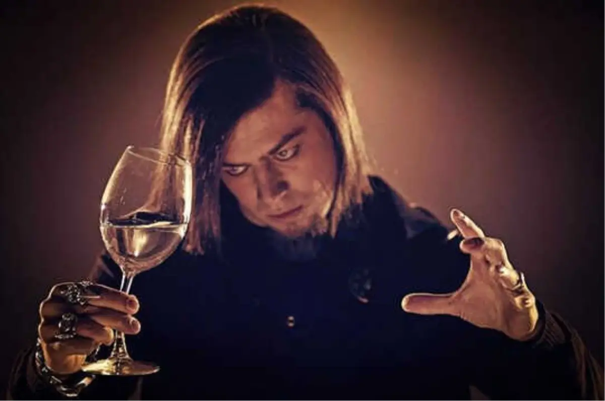 Sihirbaz Aref, 3 Yıl Önce Kobrası ile fotoğrafını \'Ölümle Hiç Bu Kadar Yakın Olmadım\' Notuyla Paylaşmış