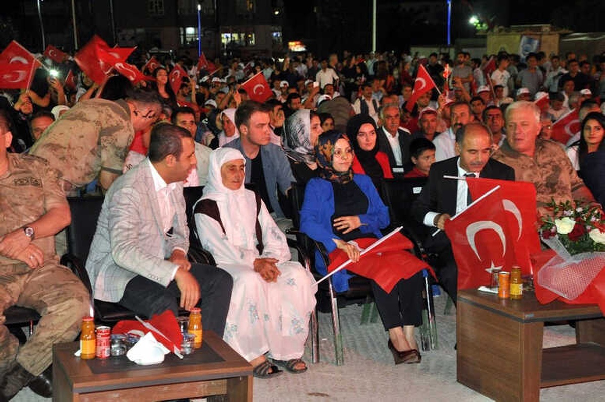 Şırnak\'ta Demokrasi Nöbetine Binlerce Kişi Katıldı