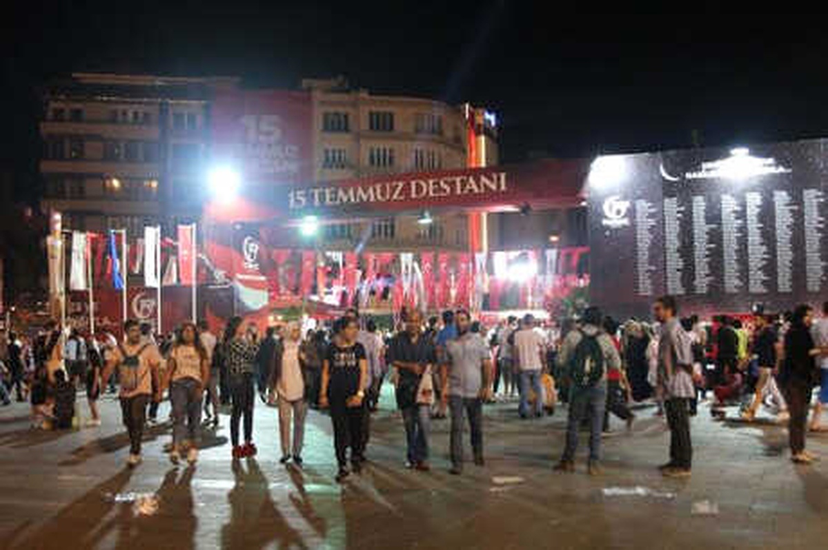 Taksim Meydanı\'nda 15 Temmuz Nöbeti