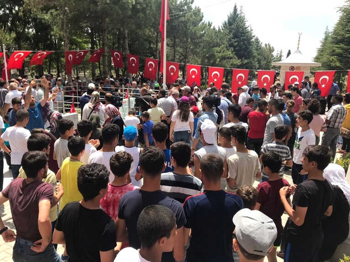 Tatvanlı Sporcular Halisdemir\'i Mezarı Başında Andı
