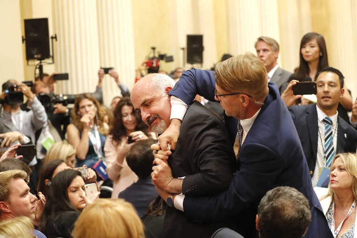 Trump-Putin Toplantısında Döviz Açan Gazeteci Salondan Çıkarıldı