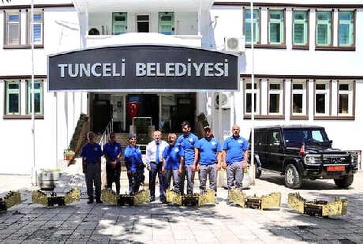 Tunceli\'de Ayakkabı Boyacılarına Yeni Sandık ve Kıyafet
