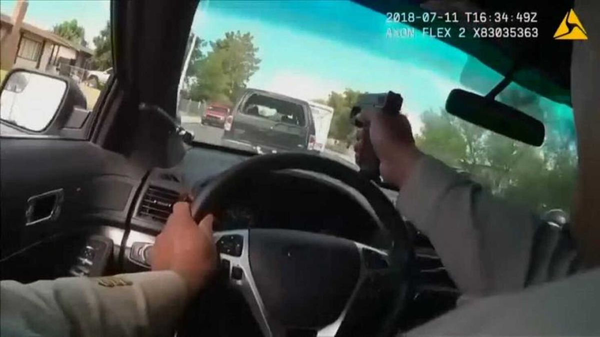 ABD\'de Polis Kaçan Şüphelileri Aracının Ön Camından Ateş Ederek Durdurdu