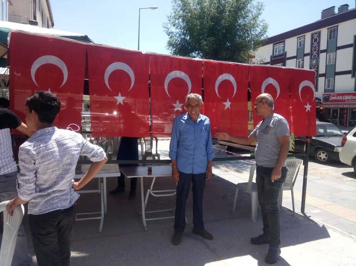Ankaralı Hırdavatçı Seçimleri Erdoğan Kazanınca "Şükür Döneri" Dağıttı