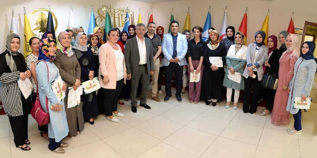 Başkan Çetin, Nezaket Okulu Eğitmenlerine Sertifika Verdi