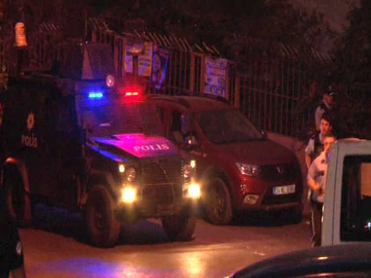 Beyoğlu\'nda Otopark Kavgası: 1 Polis Yaralı