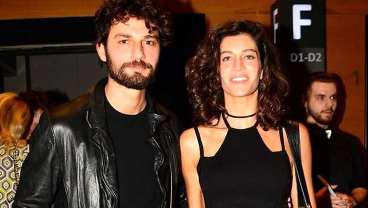 Birkan Sokullu, Sevgilisi Berrak Tüzünataç\'a Sevgisini Sarılarak \'Mutluyuz Be Çocuklar\' Diyerek İlan Etti