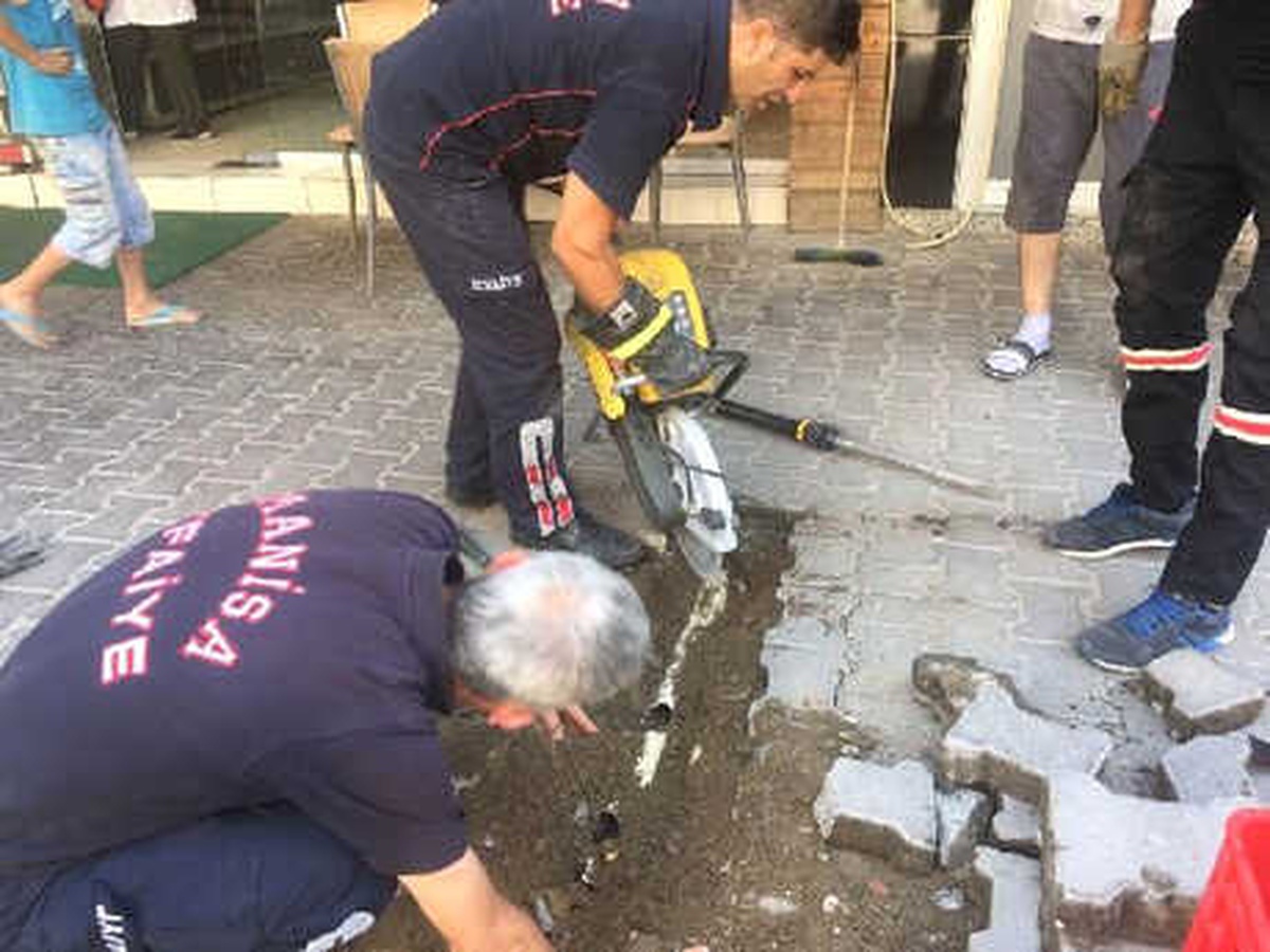 Boruya Sıkışan Yavru Kediyi İtfaiye Kurtardı
