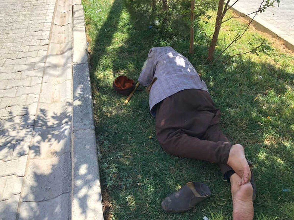 Diyarbakır\'da Sıcaklardan Bunalan Yaşlı Adam Refüje Yattı