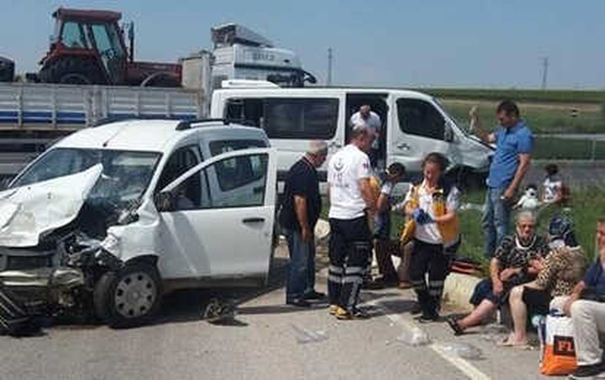 Edirne\'de Trafik Kazası: 17 Yaralı