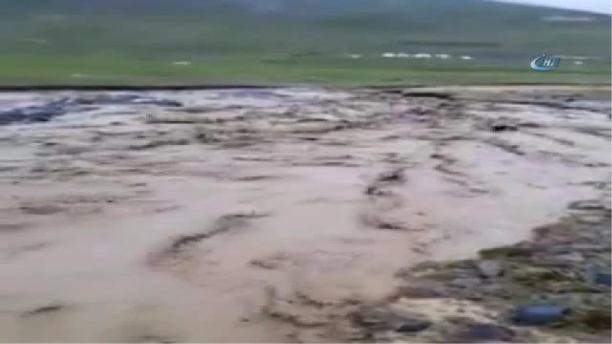 Erzincan\'da 12 Saatlik Yağış Nedeniyle Çobanlar Mahsur Kaldı