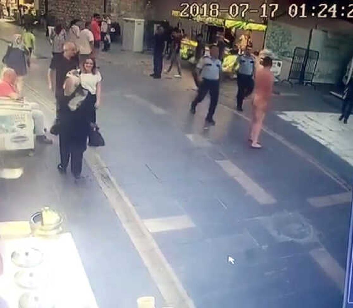 Eyüpsultan\'da Dehşet Saçan Çıplak Adam Polis Tarafından Etkisiz Hale Getirildi