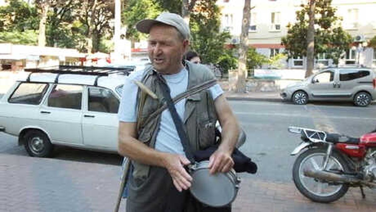 Görme Engelli \'Aşık Mustafa\', Darbuka Çalarak Ekmeğini Kazanıyor