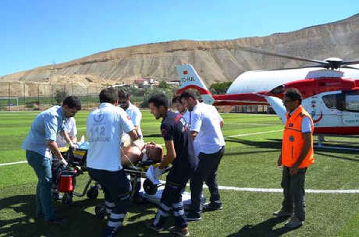 Havuzda Kalp Krizi Geçirdi, Ambulans Helikopterle Sevk Edildi