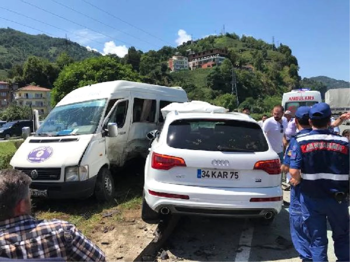 Hopa\'da Cip, Yolcu Minibüsüyle Çarpıştı:  6 Yaralı