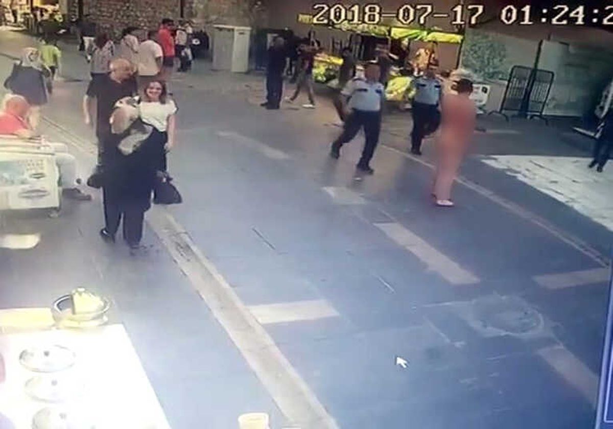 Eyüpsultan\'da Çıplak Adam Dehşet Saçtı