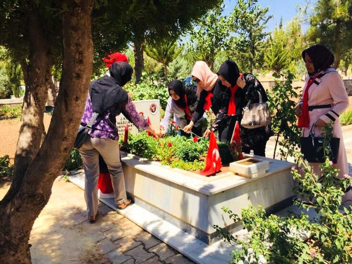 Kent Konseyi Üyeleri Şehit Mezarlarına Karanfil Bıraktılar