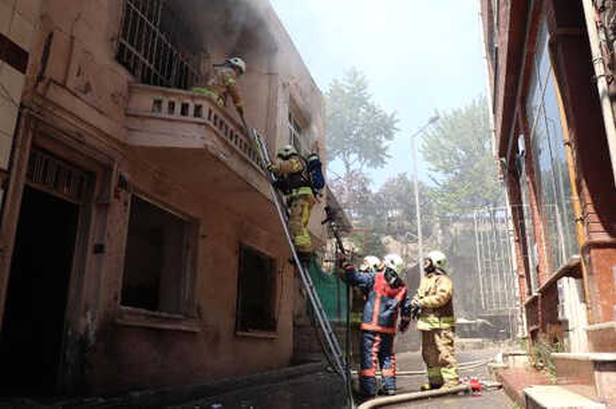 Mahallede Panik: Yangına Hortumla Su Sıkarak Müdahale Ettiler