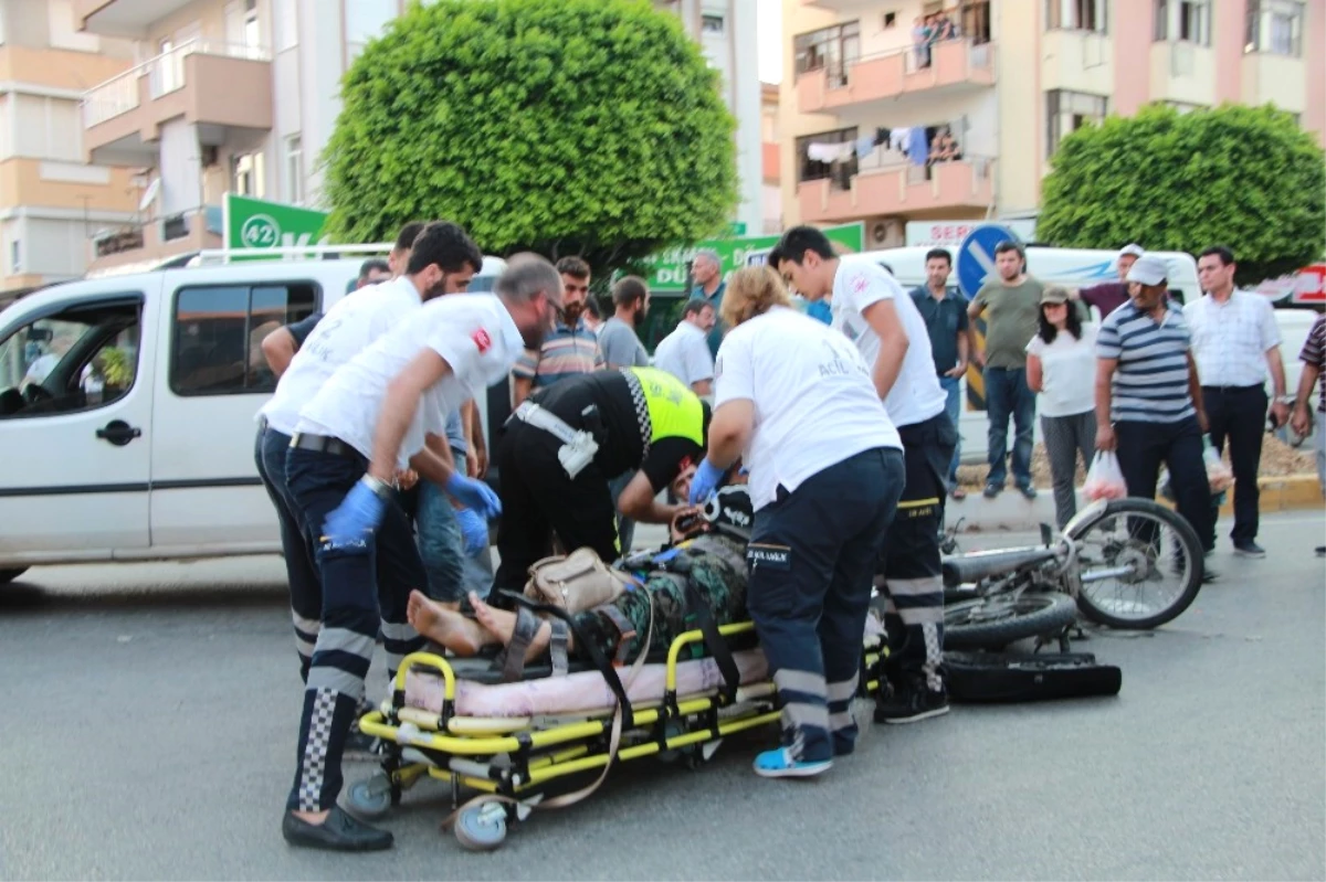 Manavgat\'ta Trafik Kazası: 2 Yaralı