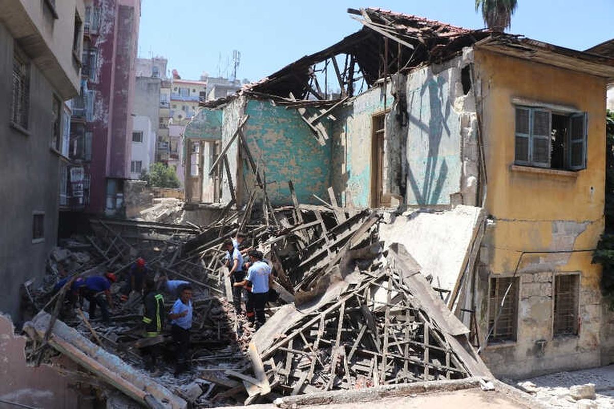 Mersin\'de Kullanılmayan 2 Katlı Bina Çöktü