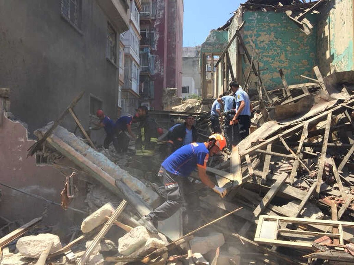 Mersin\'de Kullanılmayan Bina Çöktü