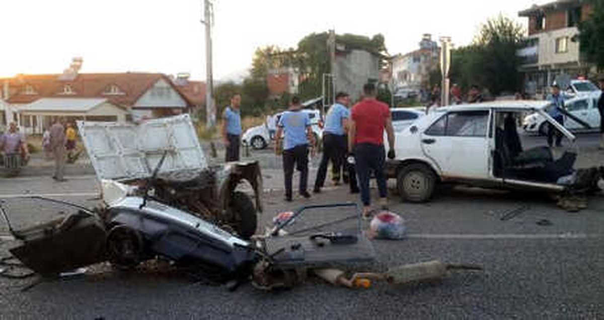 Muğla\'da 2 Otomobil Çarpıştı: 4 Yaralı