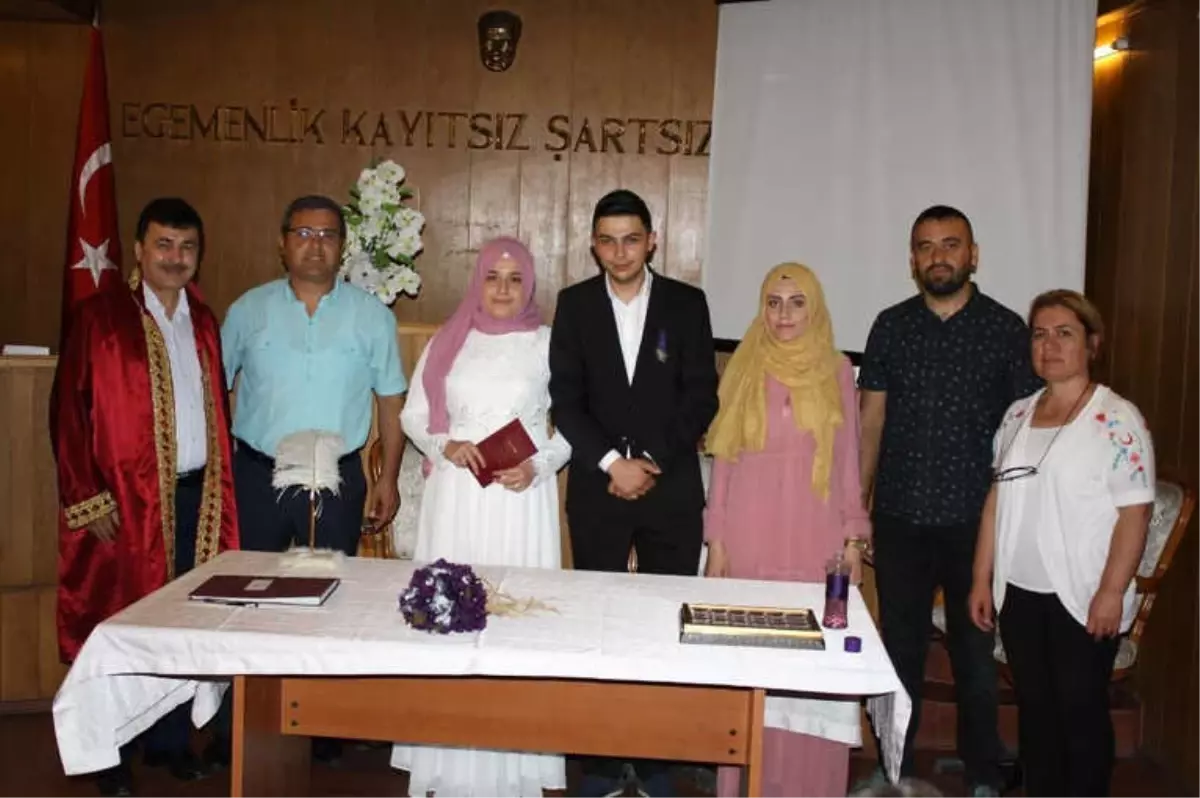 Nikah Memuru Bu Kez Kızının Nikahını Kıydı