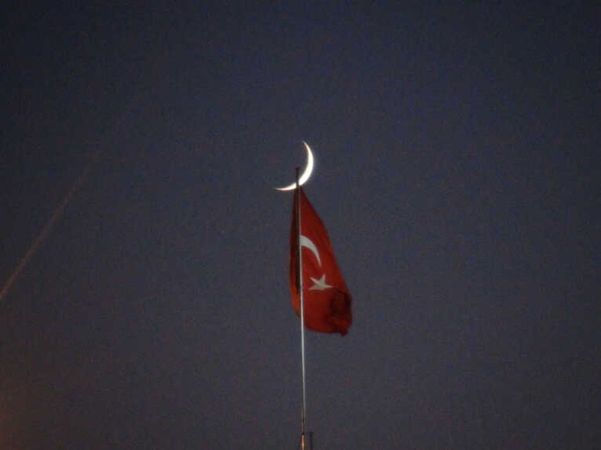Taksim Camii Üzerinde Görülen Hilal Manzarası Mest Etti