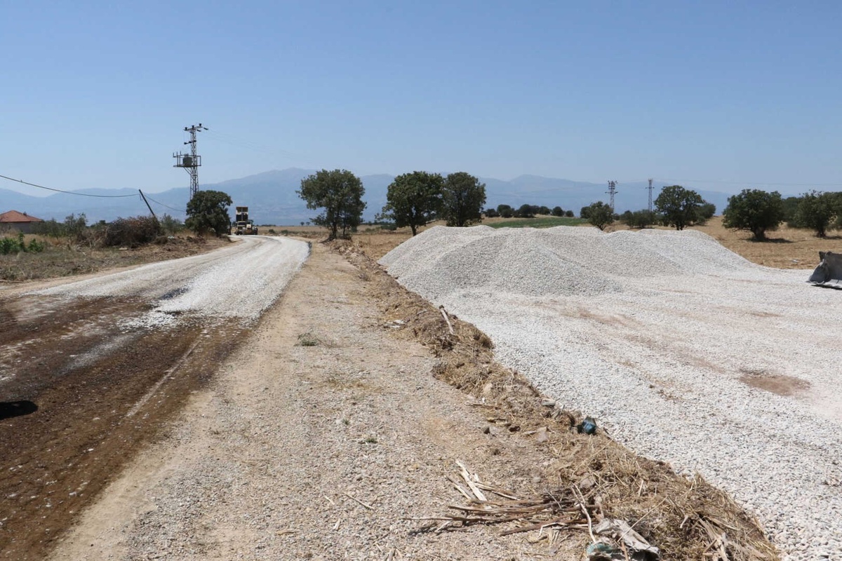 Salihli\'ye Bu Sezon 97 Kilometre Asfalt Atılacak