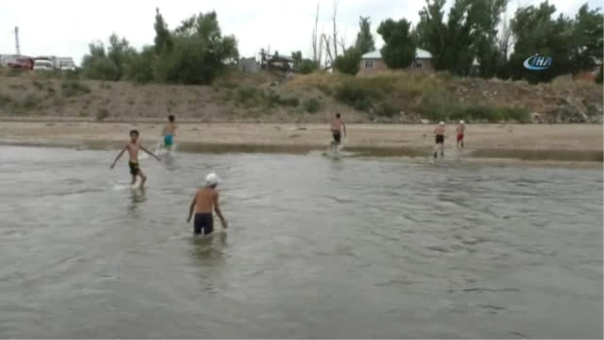 Sıcak Havalardan Bunalan Çocuklar Murat Nehri\'nden Çıkmıyor